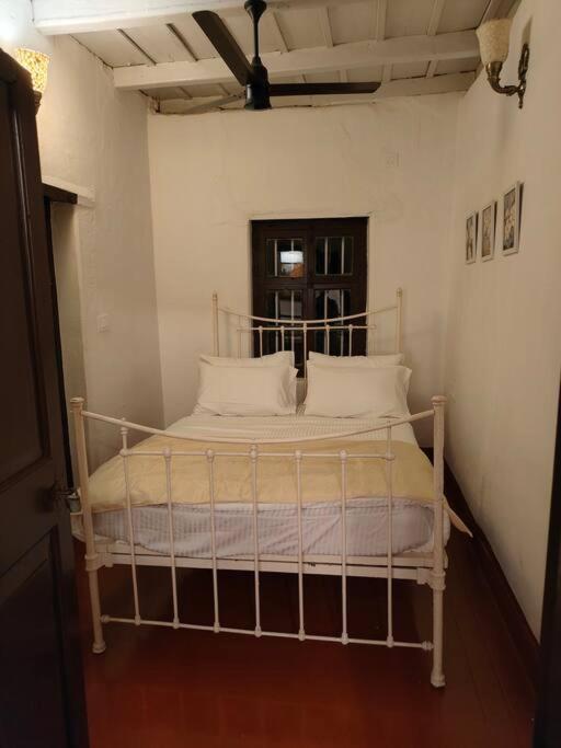 A Quaint Cottage With Rajah'S Seat View. 마디케리 외부 사진