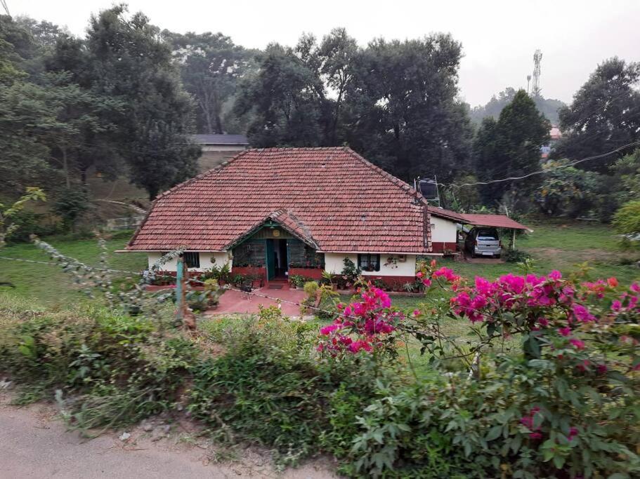 A Quaint Cottage With Rajah'S Seat View. 마디케리 외부 사진